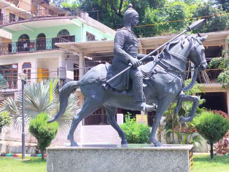 महाराणा प्रताप पार्क में मोबाइल शौचालयों पर लटके ताले। संवाद