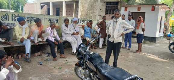 मझगईं के बम्हनपुर में प्राइवेट खाद की दुकान पर लगी भीड़। संवाद