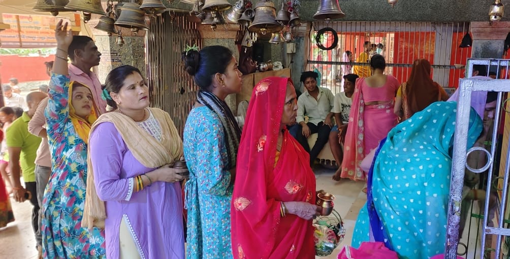 पलिया से निकलता कांवड़ियों का जत्था। स्रोत कांवड़िया पलिया से निकलता कांवड़ियों का जत्था। स्रोत कांवड़िया