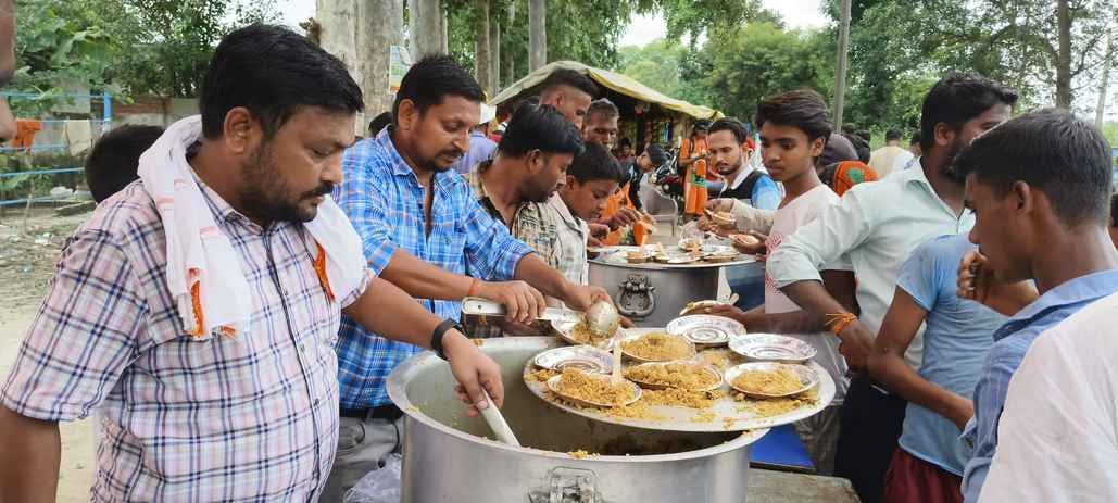 पलिया से निकलता कांवड़ियों का जत्था। स्रोत कांवड़िया पलिया से निकलता कांवड़ियों का जत्था। स्रोत कांवड़िया