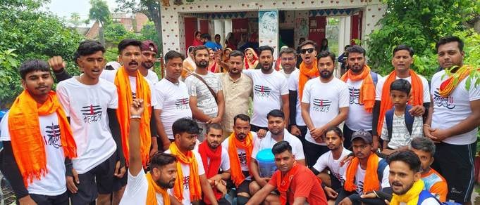 पलिया से निकलता कांवड़ियों का जत्था। स्रोत कांवड़िया पलिया से निकलता कांवड़ियों का जत्था। स्रोत कांवड़िया