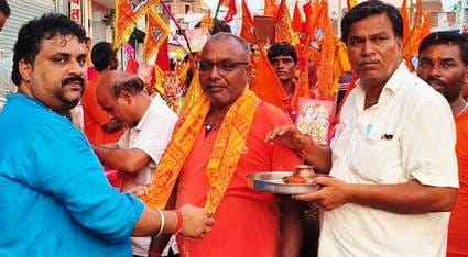 पलिया से निकलता कांवड़ियों का जत्था। स्रोत कांवड़िया पलिया से निकलता कांवड़ियों का जत्था। स्रोत कांवड़िया