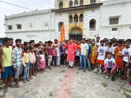 पलिया से निकलता कांवड़ियों का जत्था। स्रोत कांवड़िया पलिया से निकलता कांवड़ियों का जत्था। स्रोत कांवड़िया