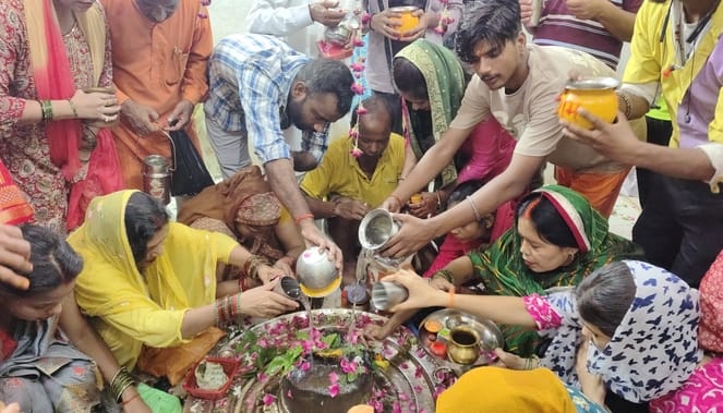 पलिया से निकलता कांवड़ियों का जत्था। स्रोत कांवड़िया पलिया से निकलता कांवड़ियों का जत्था। स्रोत कांवड़िया