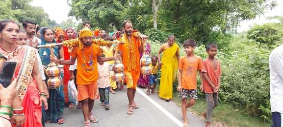 पलिया से निकलता कांवड़ियों का जत्था। स्रोत कांवड़िया पलिया से निकलता कांवड़ियों का जत्था। स्रोत कांवड़िया