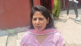 परीक्षा देने रोहतक आई रेवाड़ी निवासी प्रिया। दस दिन पहले ही बेटे को जन्म दिया। संवाद परीक्षा देने रोहतक आई रेवाड़ी निवासी प्रिया। दस दिन पहले ही बेटे को जन्म दिया। संवाद