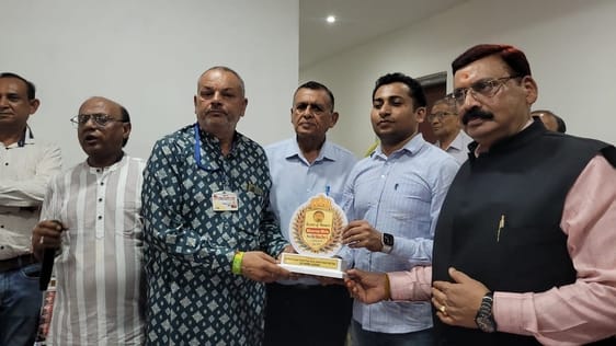श्री नयना देवी जी में दर्शनों के लिए कतारों में खड़े श्रद्धालु। संवाद
