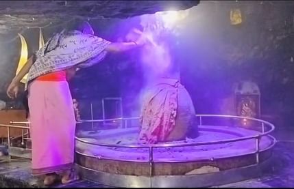 वनेश्वर महादेव मंदिर में दर्शन करने पहुंचे श्रद्धालु। 