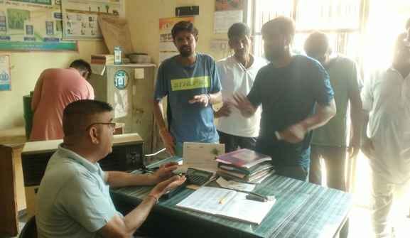 28jjrp04- झज्जर। शहर के कृषि एवं किसान कल्याण विभाग के पास स्थित सरकारी दुकान से यूरिया लेकर 