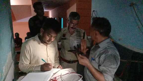 आग लगने से घर में जला सामान। स्रोत : पाठक