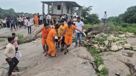 चित्तौड़गढ़ जिले के बस्सी थाना क्षेत्र में आने वाले नगरी गांव के यहां नदी में डूबे युवकों के शव