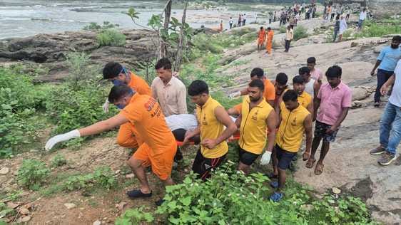 चित्तौड़गढ़ जिले के बस्सी थाना क्षेत्र में आने वाले नगरी गांव के यहां नदी में डूबे युवकों के शव