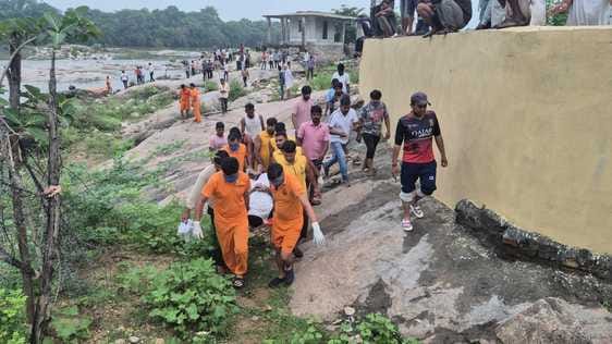 चित्तौड़गढ़ जिले के बस्सी थाना क्षेत्र में आने वाले नगरी गांव के यहां नदी में डूबे युवकों के शव