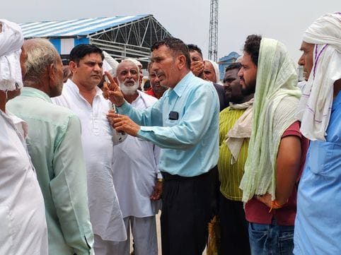 फोटो 19: सोनीपत के गन्नौर स्थित अनाज मंडी में काे ऑपरेटिव सोसाइटी की खिड़की न खुलने पर विरोध करत