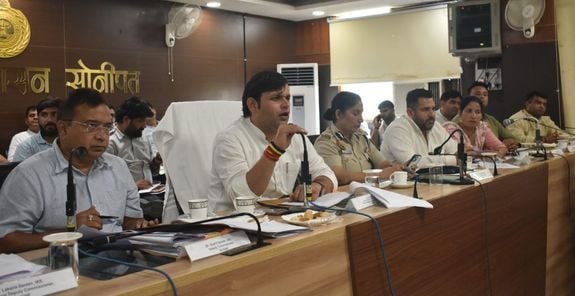 फोटो 33: सोनीपत लघु सचिवालय में जिला परिवाद एवं कष्ट निवारण समिति की बैठक के दौरान शराब ठेका हट