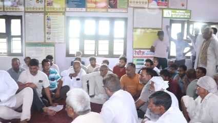 फोटो संख्या:-77 गांव दूलोठ अहीर में ग्राम पंचायत भवन के बाहर तैनात पुलिस---स्रोत ग्रामीण फोटो संख्या:-77 गांव दूलोठ अहीर में ग्राम पंचायत भवन के बाहर तैनात पुलिस---स्रोत ग्रामीण