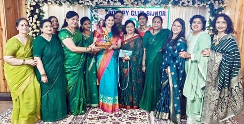 गोल्डन लायनेस क्लब बिजनौर सिटी के तीज कार्यक्रम में उपस्थित महिलाएं। स्रोत आयोजक गोल्डन लायनेस क्लब बिजनौर सिटी के तीज कार्यक्रम में उपस्थित महिलाएं। स्रोत आयोजक