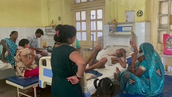हड्डी रोग वार्ड में भर्ती मरीज व बंद पंखा। संवाद