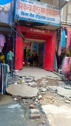 किला रोड पर नाले के निर्माण के दौरान टूटी पाइप से भरा पानी। संवाद किला रोड पर नाले के निर्माण के दौरान टूटी पाइप से भरा पानी। संवाद
