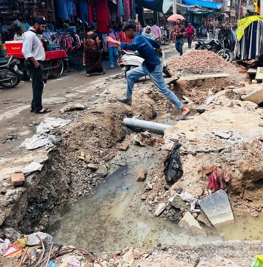 किला रोड पर नाले के निर्माण के दौरान टूटी पाइप से भरा पानी। संवाद किला रोड पर नाले के निर्माण के दौरान टूटी पाइप से भरा पानी। संवाद