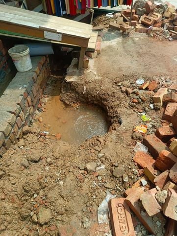 किला रोड पर नाले के निर्माण के दौरान टूटी पाइप से भरा पानी। संवाद किला रोड पर नाले के निर्माण के दौरान टूटी पाइप से भरा पानी। संवाद