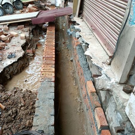 किला रोड पर नाले के निर्माण के दौरान टूटी पाइप से भरा पानी। संवाद किला रोड पर नाले के निर्माण के दौरान टूटी पाइप से भरा पानी। संवाद