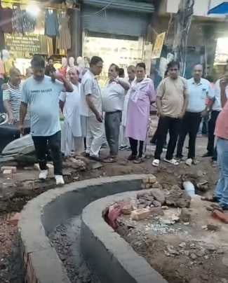 किला रोड पर नाले के निर्माण के दौरान टूटी पाइप से भरा पानी। संवाद किला रोड पर नाले के निर्माण के दौरान टूटी पाइप से भरा पानी। संवाद