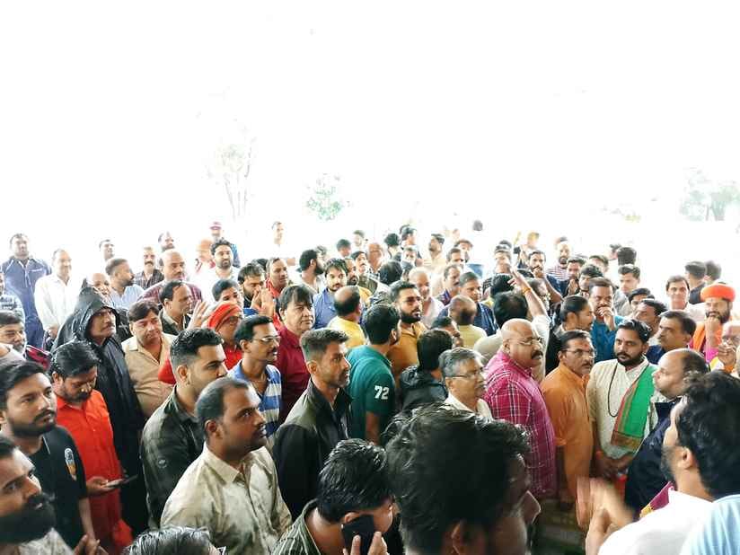 कलेक्ट्रेट में ज्ञापन देते हुए ब्राम्हण समाज के लोग। कलेक्ट्रेट में ज्ञापन देते हुए ब्राम्हण समाज के लोग।