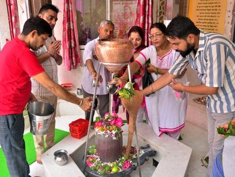 कुंवरगांव में शिवलिंग पर जल चढ़ाते कांवड़िया। संवाद कुंवरगांव में शिवलिंग पर जल चढ़ाते कांवड़िया। संवाद