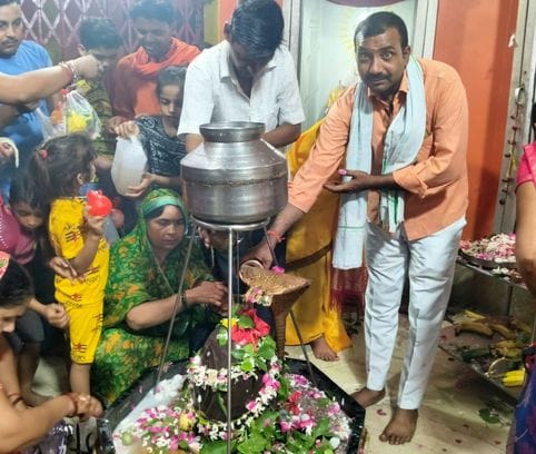 कुंवरगांव में शिवलिंग पर जल चढ़ाते कांवड़िया। संवाद कुंवरगांव में शिवलिंग पर जल चढ़ाते कांवड़िया। संवाद