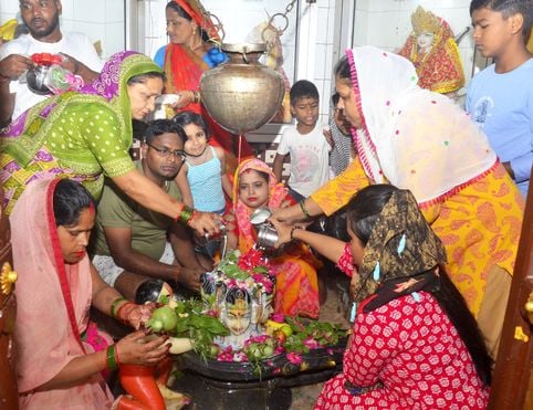 कुंवरगांव में शिवलिंग पर जल चढ़ाते कांवड़िया। संवाद कुंवरगांव में शिवलिंग पर जल चढ़ाते कांवड़िया। संवाद