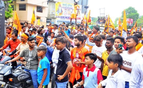 कुंवरगांव में शिवलिंग पर जल चढ़ाते कांवड़िया। संवाद कुंवरगांव में शिवलिंग पर जल चढ़ाते कांवड़िया। संवाद