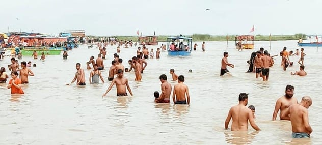 कांवड़ यात्रा के दौरान रेलवे फाटक खुलने के इंतजार में खड़े कांवड़िये। संवाद कांवड़ यात्रा के दौरान रेलवे फाटक खुलने के इंतजार में खड़े कांवड़िये। संवाद