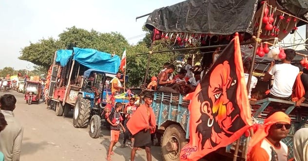कांवड़ यात्रा के दौरान रेलवे फाटक खुलने के इंतजार में खड़े कांवड़िये। संवाद कांवड़ यात्रा के दौरान रेलवे फाटक खुलने के इंतजार में खड़े कांवड़िये। संवाद