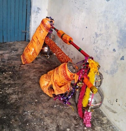 कांवड़ यात्रा के दौरान रेलवे फाटक खुलने के इंतजार में खड़े कांवड़िये। संवाद कांवड़ यात्रा के दौरान रेलवे फाटक खुलने के इंतजार में खड़े कांवड़िये। संवाद