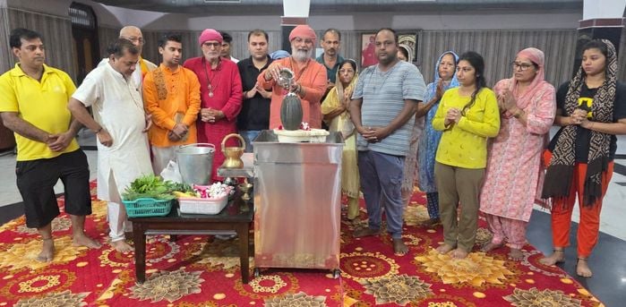 माता दरवाजा स्थित संकट मोचन मंदिर में  श्रावण मास के तीसरे सोमवार को शिवलिंग पर जल चढ़ाती साध्व