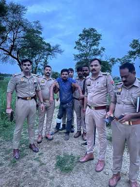 मुठभेड़ के बाद बरामद तमंचा। स्रोत : पुलिस मीडिया सेल मुठभेड़ के बाद बरामद तमंचा। स्रोत : पुलिस मीडिया सेल