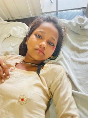 पोस्टमॉर्टम हाउस पर बिलखते बच्चों के पिता व चाचा। संवाद
