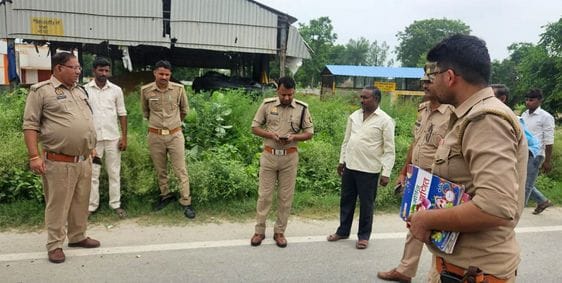 पोस्टमॉर्टम हाउस पर बिलखते बच्चों के पिता व चाचा। संवाद