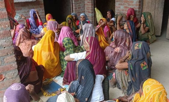 पोस्टमॉर्टम हाउस पर बिलखते बच्चों के पिता व चाचा। संवाद