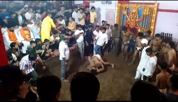 राजधानी में अखाड़ों में नागपंचमी पर कुश्ती के दौरान भिड़ते पहलवान। अमर उजाला राजधानी में अखाड़ों में नागपंचमी पर कुश्ती के दौरान भिड़ते पहलवान। अमर उजाला