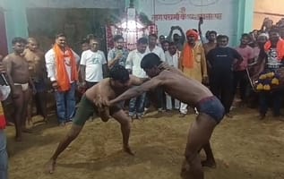 राजधानी में अखाड़ों में नागपंचमी पर कुश्ती के दौरान भिड़ते पहलवान। अमर उजाला राजधानी में अखाड़ों में नागपंचमी पर कुश्ती के दौरान भिड़ते पहलवान। अमर उजाला