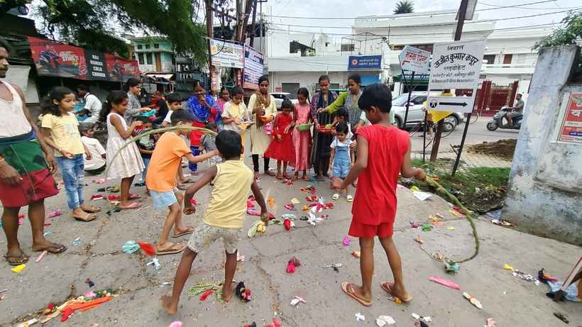 सामूहिक रूद्राभिषेक,कालसर्प योग पूजन करते श्रद्धालु। संवाद