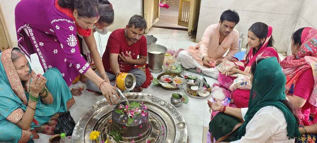 सामूहिक रूद्राभिषेक,कालसर्प योग पूजन करते श्रद्धालु। संवाद
