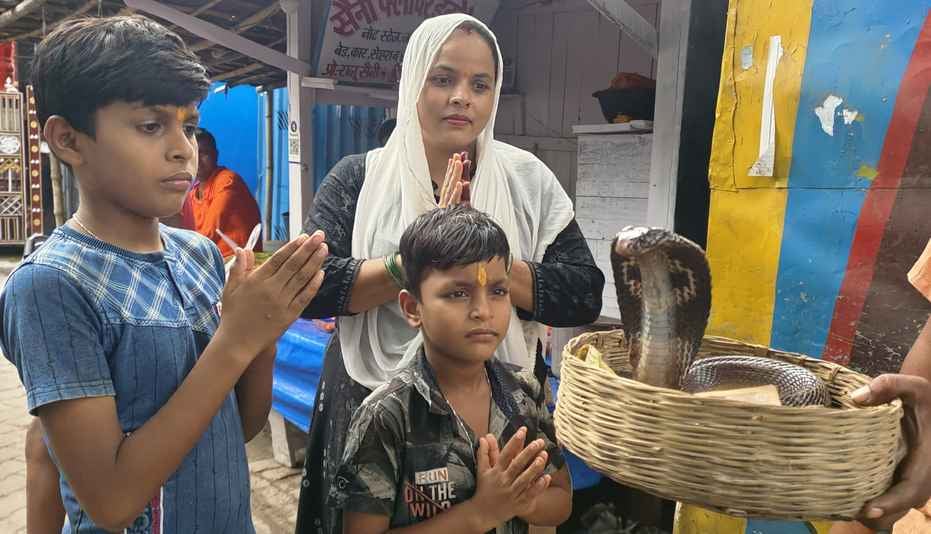 सामूहिक रूद्राभिषेक,कालसर्प योग पूजन करते श्रद्धालु। संवाद