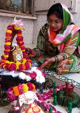 सावन के तीसरे सोमवार को बाबा विश्वनाथ मंदिर में जलाभिषेक करते शिवभक्त। संवाद सावन के तीसरे सोमवार को बाबा विश्वनाथ मंदिर में जलाभिषेक करते शिवभक्त। संवाद