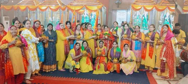 सावन के तीसरे सोमवार को बाबा विश्वनाथ मंदिर में जलाभिषेक करते शिवभक्त। संवाद सावन के तीसरे सोमवार को बाबा विश्वनाथ मंदिर में जलाभिषेक करते शिवभक्त। संवाद