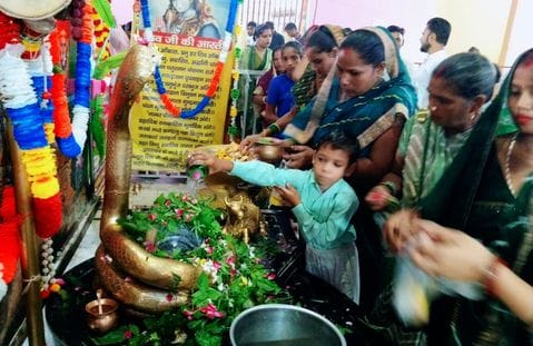 सावन के तीसरे सोमवार को बाबा विश्वनाथ मंदिर में जलाभिषेक करते शिवभक्त। संवाद सावन के तीसरे सोमवार को बाबा विश्वनाथ मंदिर में जलाभिषेक करते शिवभक्त। संवाद