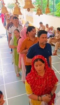 सावन के तीसरे सोमवार को बाबा विश्वनाथ मंदिर में जलाभिषेक करते शिवभक्त। संवाद सावन के तीसरे सोमवार को बाबा विश्वनाथ मंदिर में जलाभिषेक करते शिवभक्त। संवाद