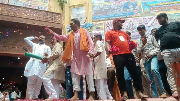 सावन के तीसरे सोमवार को बाबा विश्वनाथ मंदिर में जलाभिषेक करते शिवभक्त। संवाद सावन के तीसरे सोमवार को बाबा विश्वनाथ मंदिर में जलाभिषेक करते शिवभक्त। संवाद